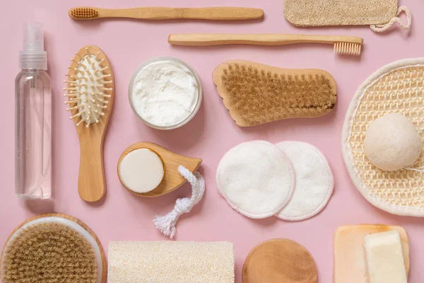 Organik doğal kozmetik ürünleri ve sıfır atık aksesuar. Pembe düz yatakta cilt ve saç bakımı için. Banyo, masaj ya da kaplıca salonu için çevre dostu güzellik ürünlerinin en üst görüntüsü