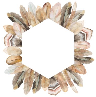 Bej ve kahverengi tüylerden yapılmış suluboya bohem geometrik çerçeve, kopya uzayı. Düğün kırtasiyesi, tebrik kartları. Elle boyanmış çerçeve