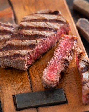 Izgara biftek bifteği koyu masada, yakından. Pişmiş porsiyon fileminyon. Yaz yemeği kavramı, et yiyiciler. 