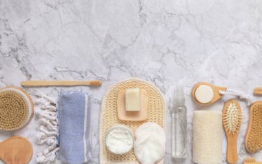 Organik doğal kozmetik ürünleri ve mermer düz zeminde deri ve saç bakımı için sıfır atık aksesuarı. Banyo, masaj ya da kaplıca salonu için çevre dostu güzellik ürünlerinin en üst görüntüsü