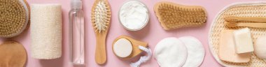 Organik doğal kozmetik ürünleri ve sıfır atık aksesuar. Pembe düz yatakta cilt ve saç bakımı için. Banyo, masaj ya da kaplıca salonu için çevre dostu güzellik ürünlerinin en üst görüntüsü