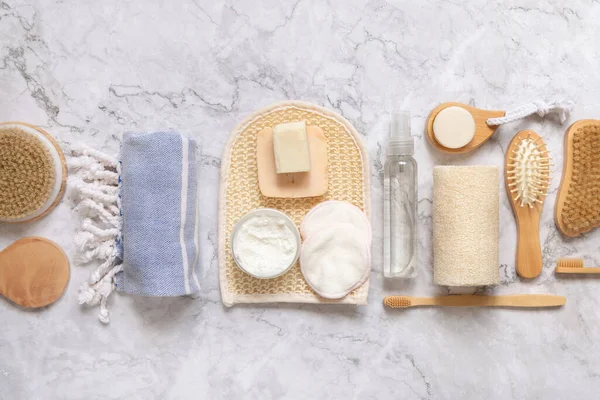 Organik doğal kozmetik ürünleri ve mermer düz zeminde deri ve saç bakımı için sıfır atık aksesuarı. Banyo, masaj ya da kaplıca salonu için çevre dostu güzellik ürünlerinin en üst görüntüsü