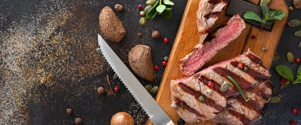 Grilled Beef Fillet Steaks Dark Table Close Copy Space Portioned — Fotografia de Stock