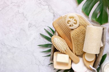 Ev yapımı organik kozmetik ürünleri ve Monstera yapraklarının yakınındaki çevre dostu aksesuarlar düzlük, kopyalama alanı. Marka ambalaj modeli. Saç ve cilt bakımı için doğal güzellik ürünleri, Top view