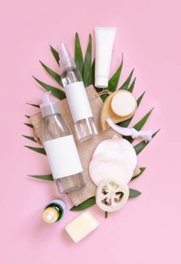 Ev yapımı kozmetik ürünleri ve palmiye yaprağında çevre dostu aksesuarlar. Marka ambalaj modeli. Saç ve cilt bakımı için doğal güzellik ürünleri, Top view
