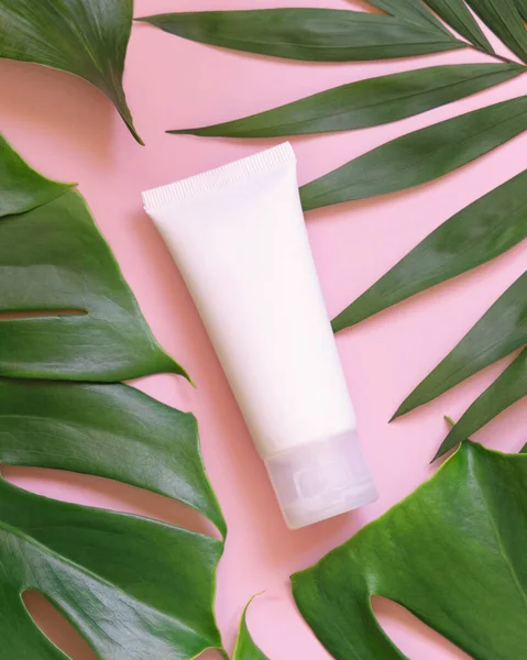 Tubo Plástico Branco Deitado Entre Folhas Tropicais Vista Superior Rosa — Fotografia de Stock