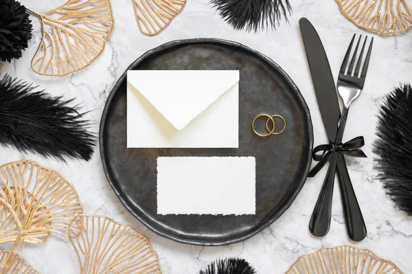 Configuração Mesa Casamento Preto Dourado Com Cartão Branco Envelope Vista — Fotografia de Stock