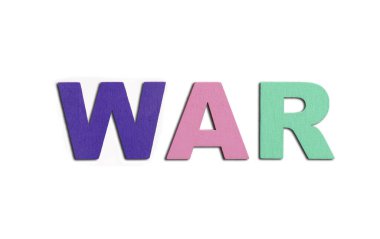 Savaş, kırmızı arkaplanda renkli ahşap harflerle yazılmış bir kelime. Ülkeyi yok eden askeri çatışma kavramı. Üst Manzara. Boşluğu kopyala