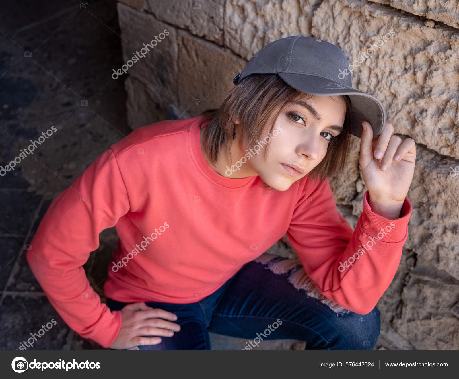 Chica Adolescente Gorra Beisbol Gris Camisa Manga Larga Rosa Mirando Foto de stock 576443324 karissaa