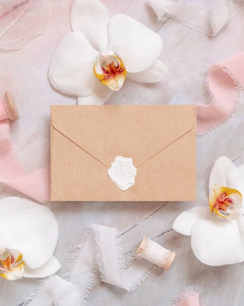 Envelope Selado Casamento Perto Flores Brancas Orquídea Fitas Seda Vista — Fotografia de Stock