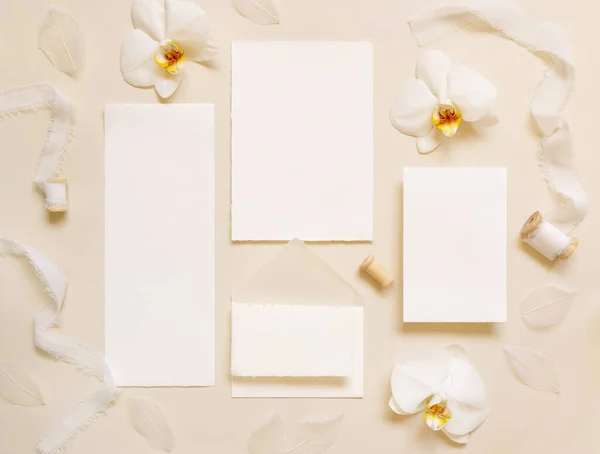 Свадебные Карточки Рядом Белыми Цветами Орхидеи Шелковые Ленты Светло Желтый — стоковое фото