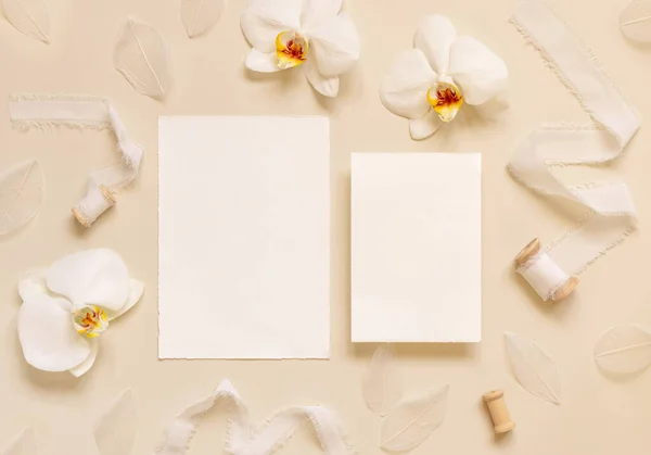 Bröllopskort Nära Vita Orkidéer Blommor Och Sidenband Ljusgul Ovanifrån Mockup — Stockfoto