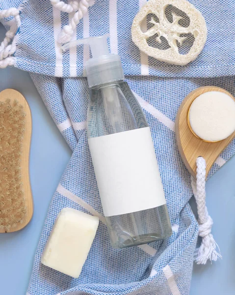 Transparente Pumpspender Haut Und Haarpflegeaccessoires Auf Blauem Badetuch Von Oben — Stockfoto