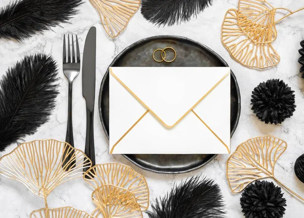 Zwart Gouden Trouwtafel Zetting Met Een Blanco Envelop Ringen Bovenaanzicht — Stockfoto