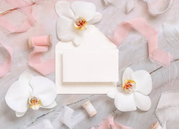 Svatební Horizontální Karta Obálka Blízkosti Bílých Orchidejí Květin Hedvábných Stuh — Stock fotografie