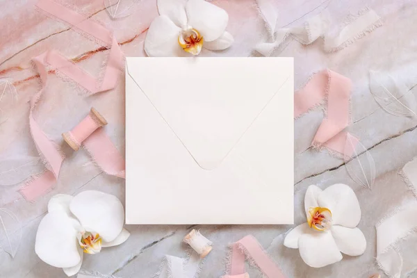 Envelope Quadrado Casamento Perto Flores Brancas Orquídea Fitas Seda Vista — Fotografia de Stock