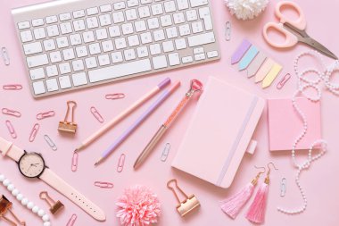 Hardcover defter, Pembe okul aksesuarları ve açık pembe klavye, Top view, ders kitabı modeli. Not defteri, makas, kalem, ataç, kart ve saati olan kız işyeri. Okula geri dön. 