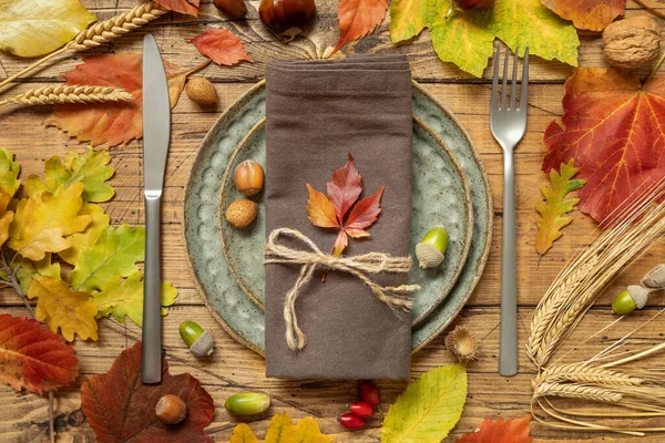 Autumn Rustic Table Setting Leaves Berries Vintage Wooden Table Top — Stockfoto