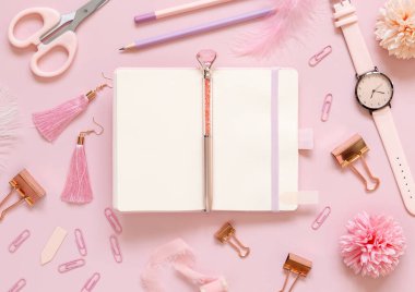 Pasta pembesi, top view, ders kitabı maketleri üzerine açık defter ve pembe okul aksesuarları. Makas, kalem, ataç, küpe ve saati olan kız işyeri. Okul konseptine dönelim.