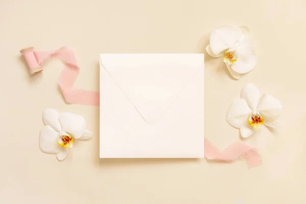 Envelope Quadrado Casamento Perto Das Flores Brancas Orchid Das Fitas — Fotografia de Stock