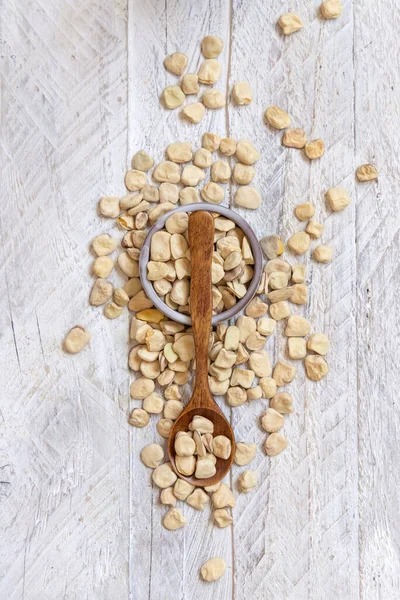 Scoop Raw Dry Grass Pea Close Wood Healthy Protein Source — Zdjęcie stockowe