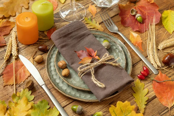 Autumn Rustic Table Setting Leaves Berries Vintage Wooden Table Close — Fotografia de Stock