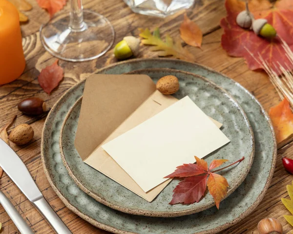 Autumn Rustic Table Setting Blank Place Card Envelope Colorful Leaves — Stok fotoğraf