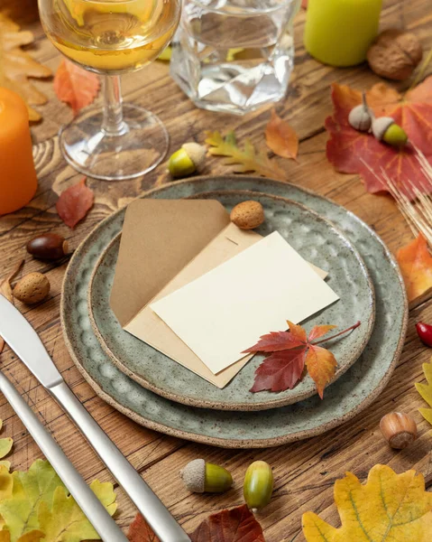 Autumn Rustic Table Setting Blank Place Card Envelope Colorful Leaves — Stok fotoğraf