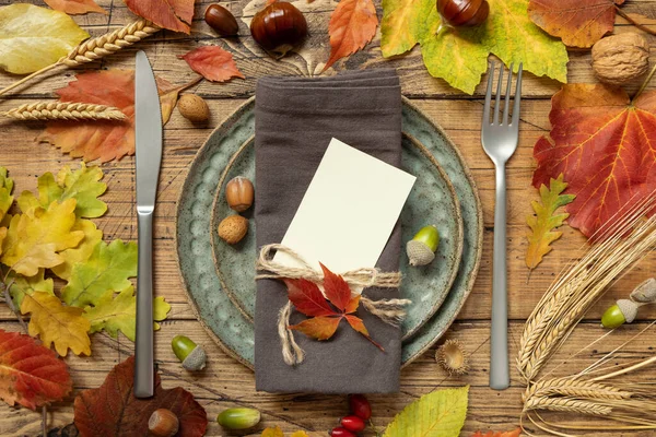 Outono Rústico Mesa Lugar Com Cartão Branco Entre Folhas Coloridas — Fotografia de Stock