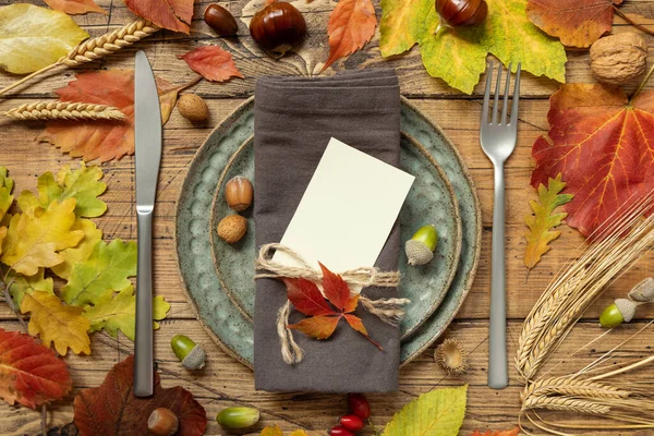 Otoño Rústico Lugar Mesa Con Tarjeta Blanco Entre Hojas Colores —  Fotos de Stock