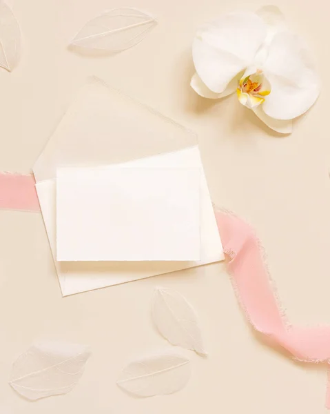 Wedding Card Envelope White Orchid Flower Silk Ribbons Light Yellow — Fotografia de Stock