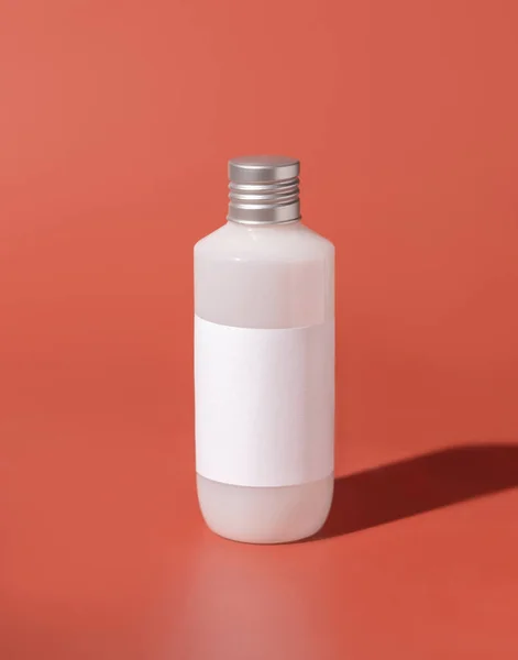 Καλλυντικό Πλαστικό Μπουκάλι Λευκή Ετικέτα Ροζ Σκληρές Σκιές Κοντινό Πλάνο — Φωτογραφία Αρχείου