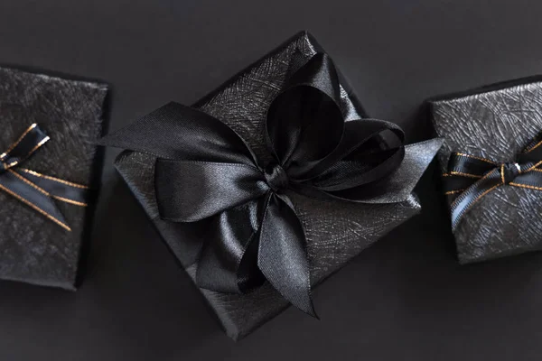 Black Gift Boxes Ribbon Bow Top View Black Wrapped Present — Stock fotografie