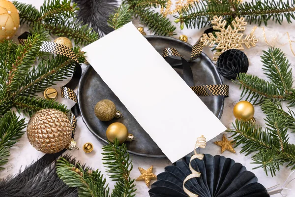 Fekete Arany Asztal Díszítéssel Fenyőágakkal Kártya Mockup Karácsonyi Vagy Szilveszteri — Stock Fotó