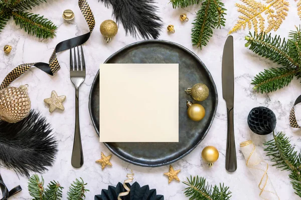 Configuração Mesa Preto Dourado Com Ornamentos Ramos Abeto Vista Superior — Fotografia de Stock