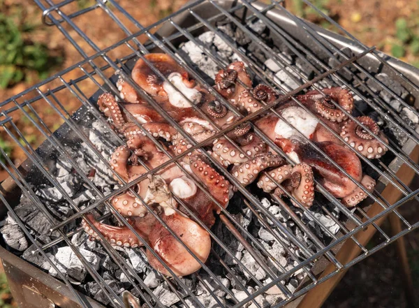 Verse Octopussen Houtskoolgrill Italië Traditionele Mediterrane Keuken Grillen Zeevruchten Buiten — Stockfoto