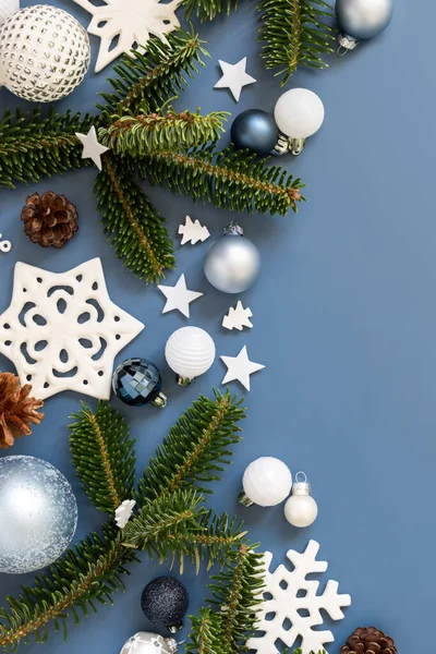 Fehér Karácsonyi Dekorációk Fenyőágak Kék Felülnézetben Fénymásoló Hellyel Szilveszter Karácsony — Stock Fotó