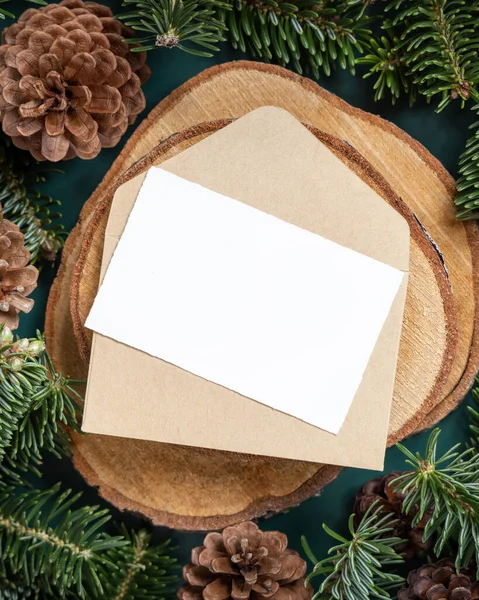 横向空白卡片和包裹在冷杉树枝和松果之间的绿色关闭 圣诞或新年贺卡模板 节日冬季作文 — 图库照片
