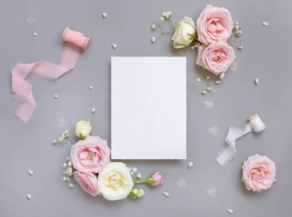 Papierkarte Zwischen Hellrosa Rosen Und Seidenbändern Auf Grauer Draufsicht Hochzeits — Stockfoto