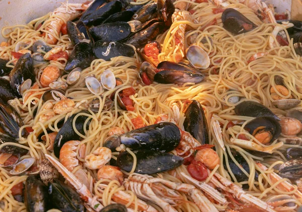 Olasz Spagetti Allo Scoglio Tészta Tenger Gyümölcseivel Paradicsommal Egy Serpenyőben — Stock Fotó