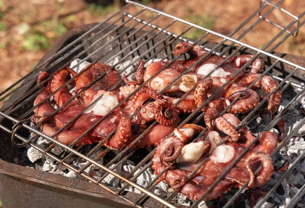 Verse Octopussen Houtskoolgrill Italië Traditionele Mediterrane Keuken Grillen Zeevruchten Buiten — Stockfoto