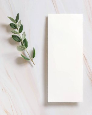 Okaliptüs dallarıyla süslenmiş mermer bir masanın üzerindeki dikey kart, Düğün Mockup. Boş kağıt menü kartıyla romantik bir daire. Minimum bileşim. Doğaya yakın ve basitlik kavramları
