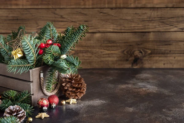 コピースペースと木製のテーブルの上にクリスマスの装飾 松のコーンと緑のモミの枝とボックスを閉じます クリスマスや新年の休日の雰囲気組成 — ストック写真