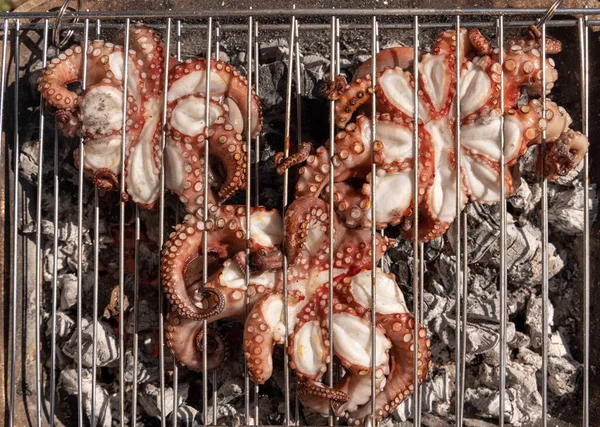 Verse Octopussen Houtskoolgrill Italië Traditionele Mediterrane Keuken Grillen Zeevruchten Buiten — Stockfoto