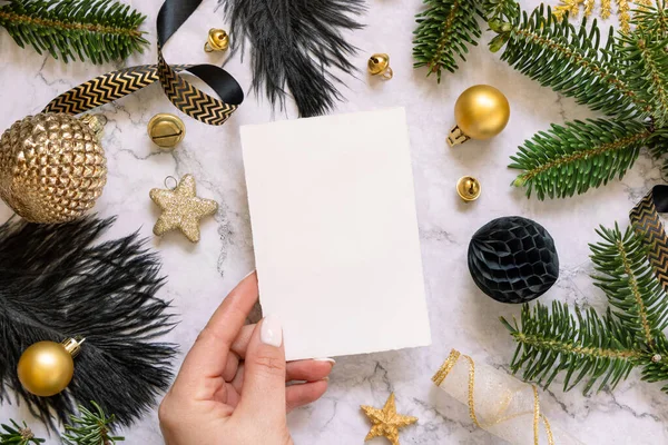 카드를 황금색 크리스마스 전나무가지에 위에서 내려다 플랫은 초대장 공간으로 — 스톡 사진