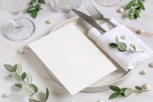 Tabela Elegante Com Cartão Branco Decorado Com Ramos Eucalipto Perto — Fotografia de Stock