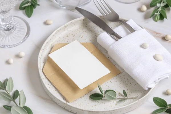 Elegante Tischdekoration Mit Karte Und Umschlag Mit Eukalyptuszweigen Großaufnahme Hochzeits — Stockfoto