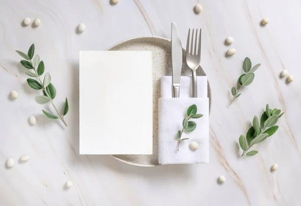 Elegante Tischdekoration Mit Karte Und Umschlag Mit Eukalyptuszweigen Von Oben — Stockfoto