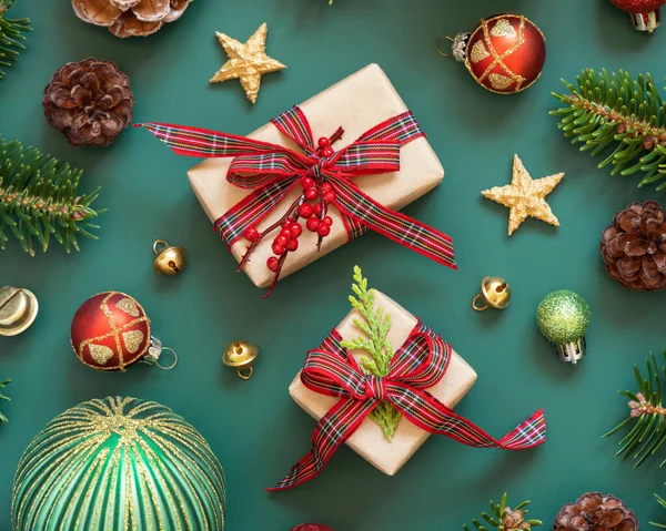 Zabalené Dárkové Krabice Mezi Vánoční Dekorace Zelené Jedle Větve Horní — Stock fotografie