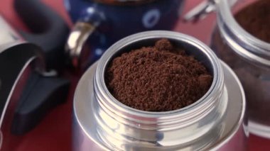 İtalyan moka pot kahvesi yapma süreci. Moka pot 'un içine koyulan kahve. Yakın çekim.